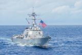 Kapal perusak milik Amerika dan helikopter Iran saling berhadapan di Laut Oman