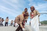 Kejari Pasaman Barat gandeng pramuka lakukan aksi bersih Pantai Sikabau