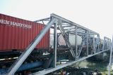 Lokomotif KA Brantas dan kepala truk  sempat tersagkut di atas Kanal Banjir Barat Semarang
