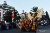 Peserta mengikuti Kirab Budaya di Ponorogo, Jawa Timur, Selasa (18/7/2023). Kirab budaya tersebut merupakan rangkaian kegiatan Grebeg Suro menyambut tahun baru Hijriyah 1 Muharam bersamaan 1 Sura dalam penanggalan Jawa. ANTARA Jatim/Siswowidodo/Zk