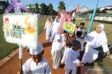 Warga mengikuti pawai menyambut tahun baru 1445 Hijriah di Kelurahan Ngronggo, Kota Kediri, Jawa Timur, Rabu (19/7/2023). Pawai dengan mengumandangkan sholawat tersebut sebagai upaya syiar islam kepada masyarakat. ANTARA Jatim/Prasetia Fauzani/zk