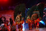 Grup tari reog pelajar tampil di atas panggung pada puncak perayaan Grebeg Suro di Alun-alun Ponorogo, Jawa Timur, Selasa (18/7/2023). Kegiatan seni budaya tersebut merupakan rangkaian kegiatan Grebeg Suro menyambut tahun baru Hijriyah 1 Muharam bersamaan 1 Sura dalam penanggalan Jawa. ANTARA Jatim/Siswowidodo/zk