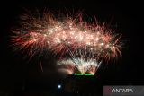 Pertunjukan kembang api menghiasai langit Alun-alun Ponorogo pada puncak perayaan Grebeg Suro di Alun-alun Ponorogo, Jawa Timur, Rabu (19/7/2023). Kegiatan seni budaya tersebut merupakan rangkaian kegiatan Grebeg Suro menyambut tahun baru Hijriyah 1 Muharam bersamaan 1 Sura dalam penanggalan Jawa. ANTARA Jatim/Siswowidodo/Zk
