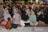 Umat muslim bersalawat saat menggelar tabligh akbar memperingati 1 Muharram 1445 Hijriyah dan Refleksi 21 tahun Syariat Islam di Masjid Raya Baiturrahman, Banda Aceh, Aceh, Rabu (19/7/2023). Peringatan 1 Muharram 1445 Hijriyah dan Refleksi 21 tahun Syariat Islam di Aceh yang dihadiri seluruh unsur masyarakat dan tokoh agama  mengangkat tema 