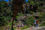 Wisatawan berfoto di Kawasan Wisata Alam Curug Cisanggasrung di Cimenyan, Kabupaten Bandung, Jawa Barat, Rabu (19/7/2023). Pengelola Wisata Alam Curug Cisanggarung menargetkan, pada libur tahun baru Islam 1 Muharram 1445 H sebanyak 500 wisatawan mengunjungi kawasan wisata tersebut atau naik 40 persen dibandingkan pada hari libur seperti biasanya. ANTARA FOTO/Raisan Al Farisi/agr