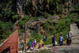 Wisatawan berada di Kawasan Wisata Alam Curug Cisanggasrung di Cimenyan, Kabupaten Bandung, Jawa Barat, Rabu (19/7/2023). Pengelola Wisata Alam Curug Cisanggarung menargetkan, pada libur tahun baru Islam 1 Muharram 1445 H sebanyak 500 wisatawan mengunjungi kawasan wisata tersebut atau naik 40 persen dibandingkan pada hari libur seperti biasanya. ANTARA FOTO/Raisan Al Farisi/agr