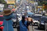 Antrean kendaraan di Jalan Raya Puncak, Cipayung , Kabupaten Bogor, Jawa Barat, Rabu (19/7/2023). Sat Lantas Polres Bogor memberlakukan sistem ganjil genap kendaraan untuk mengurai kepadatan kendaraan di jalur Puncak pada libur Tahun Baru Islam 1 Muharam 1445 Hijriah. ANTARA FOTO/Yulius Satria Wijaya/hp.