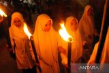 Ratusan santri Dayah Istiqamatuddin Nahdatul Huda (INAHU) bersama warga mengikuti pawai obor menyambut Tahun Baru Islam 1 Muharram 1445 Hijriah yang jatuh pada 19 Juli 2023 di Lhokseumawe, Aceh, Selasa (18/7/2022) malam. ANTARA/Rahmad