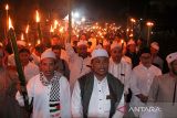 Ratusan santri Dayah Istiqamatuddin Nahdatul Huda (INAHU) bersama warga mengikuti pawai obor menyambut Tahun Baru Islam 1 Muharram 1445 Hijriah yang jatuh pada 19 Juli 2023 di Lhokseumawe, Aceh, Selasa (18/7/2022) malam. ANTARA/Rahmad