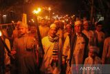 Ratusan santri Dayah Istiqamatuddin Nahdatul Huda (INAHU) bersama warga mengikuti pawai obor menyambut Tahun Baru Islam 1 Muharram 1445 Hijriah yang jatuh pada 19 Juli 2023 di Lhokseumawe, Aceh, Selasa (18/7/2022) malam. ANTARA/Rahmad