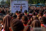 Gubernur Jawa Barat Ridwan Kamil memberikan kata sambutan saat pelapasan kontingen Jambore Pramuka Dunia asal Jawa Barat di Gedung Sate, Bandung, Jawa Barat, Kamis (20/7/2023). Gubernur Jawa Barat Ridwan Kamil melepas sebanyak anggota 513 kontingen asal Jawa Barat yang akan mengikuti Jambore Pramuka Dunia di Sae Man Geum Korea Selatan pada 2 - 12 Agustus 2023. ANTARA FOTO/Raisan Al Farisi/agr