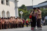 Gubernur Jawa Barat Ridwan Kamil memberikan perlengkapan jambore kepada perwakilan anggota pramuka saat pelapasan kontingen Jambore Pramuka Dunia asal Jawa Barat di Gedung Sate, Bandung, Jawa Barat, Kamis (20/7/2023). Gubernur Jawa Barat Ridwan Kamil melepas sebanyak anggota 513 kontingen asal Jawa Barat yang akan mengikuti Jambore Pramuka Dunia di Sae Man Geum Korea Selatan pada 2 - 12 Agustus 2023. ANTARA FOTO/Raisan Al Farisi/agr