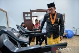 Gubernur Jawa Barat Ridwan Kamil mencoba alat cardio usai meresmikan Klinik Inggit Garnasih di Bandung, Jawa Barat, Kamis (20/7/2023). Pemerintah Provinsi Jawa Barat bersama Bank BJB, dan Baznas membangun Klinik Inggit Garnasih yang memiliki sejumlah fasilitas terapi bagi lansia serta guna mewujudkan Provinsi Jawa Barat ramah lansia. ANTARA FOTO/Raisan Al Farisi/agr