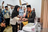 Gubernur Jawa Barat Ridwan Kamil mencoba sebuah alat terapi usai meresmikan Klinik Inggit Garnasih di Bandung, Jawa Barat, Kamis (20/7/2023). Pemerintah Provinsi Jawa Barat bersama Bank BJB, dan Baznas membangun Klinik Inggit Garnasih yang memiliki sejumlah fasilitas terapi bagi lansia serta guna mewujudkan Provinsi Jawa Barat ramah lansia. ANTARA FOTO/Raisan Al Farisi/agr