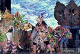 Penari tampil pada pembukaan Sanur Village Festival 2023 di Sanur, Denpasar, Bali, Rabu (19/7/2023). Festival yang mengangkat tema Amrta Sagara sebagai upaya untuk mengampanyekan pelestarian laut kepada masyarakat sekaligus mempromosikan berbagai potensi pariwisata dan ekonomi kreatif yang ada di wilayah Sanur itu diselenggarakan hingga 23 Juli mendatang. ANTARA FOTO/Fikri Yusuf/wsj.