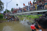 Prosesi Maambiak Tanah Tabuik Pariaman