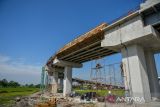 Pekerja menyelesaikan proyek pembangunan jembatan menuju Stasiun Kereta Cepat Jakarta Bandung di Tegalluar, Kabupaten Bandung, Jawa Barat, Jumat (21/7/2023). PT China Railway Group Limited (CREC) mencatat hingga Juli 2023, infrastruktur penunjang Kereta Cepat Jakarta Bandung (KCJB) yang salah satunya merupakan Stasiun Tegalluar saat ini telah mencapai tahap penyelesaian akhir jelang peresmian. ANTARA FOTO/Raisan Al Farisi/agr