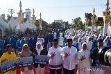 Wali Kota Madiun Maidi (ketiga kanan) berfoto bersama pejabat daerah dan mahasiswa penerima Bantuan Beasiswa Mahasiswa di Kota Madiun, Jawa Timur, Jumat (21/7/2023). Sebanyak 1.000 mahasiswa penerima Bantuan Beasiswa Mahasiswa dari Pemkot Madiun mengikuti pengarahan dan berdoa bersama. ANTARA Jatim/Siswowidodo/ZK