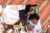 Warga mengikuti tradisi ruwatan wayang Mbah Gandrung di Kota Kediri, Jawa Timur, Rabu (19/7/2023). Tradisi ruwatan pada tahun baru penanggalan Jawa 1 Suro dengan media wayang tersebut terbuka untuk umum sebagai upaya tolak bala. ANTARA Jatim/Prasetia Fauzani/zk
