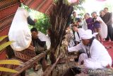 Warga antre mengikuti tradisi ruwatan wayang Mbah Gandrung di Kota Kediri, Jawa Timur, Rabu (19/7/2023). Tradisi ruwatan pada tahun baru penanggalan Jawa 1 Suro dengan media wayang tersebut terbuka untuk umum sebagai upaya tolak bala. ANTARA Jatim/Prasetia Fauzani/zk