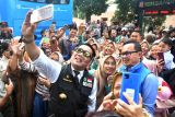 Gubernur Jawa Barat Ridwan Kamil (kiri) bersama Wali Kota Bogor Bima Arya (kanan) berswafoto dengan warga saat meninjau pembangunan jembatan Otista, Kota Bogor, Jawa Barat, Jumat (21/7/2023). Kunjungan kerja Gubernur Jawa Barat di Kota Bogor tersebut dilakukan untuk meninjau pembangunan yang menggunakan anggaran berasal dari bantuan Pemerintah Provinsi Jawa Barat. ANTARA FOTO/Arif Firmansyah/YU
