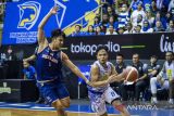 Pebasket Prawira Harum Bandung Yudha Saputera (kanan) membawa bola dibayangi pebasket Pelita Jaya Bakrie Jakarta M Arighi (kiri) saat gim kedua babak Final Indonesia Basket League (IBL) 2023 di GOR C-Tra Arena, Bandung, Jawa Barat, Sabtu (22/7/2023). Prawira Harum Bandung berhasil menjadi juara IBL 2023 usai mengalahkan Pelita Jaya Bakrie Jakarta dengan skor 63-58. ANTARA FOTO/M Agung Rajasa/agr