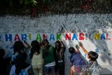 Anak-anak melukis dinding saat peringatan Hari Anak Nasional di Nyengseret, Bandung, Jawa Barat, Sabtu (22/7/2023). Karang Taruna Kelurahan Nyengseret mengajak anak-anak untuk memperingati Hari Anak Nasional dengan melukis dinding dan penampilan tari daerah serta penaburan serbuk warna warni sebagai simbol keanekaragaman di Indonesia. ANTARA FOTO/Raisan Al Farisi/agr