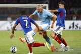 Pemain Manchester City Erling Braut Haaland berebut bola dengan pemain Yokohama F. Marinos Elber dan Eduardo dalam laga pramusim di Japan National Stadium, Tokyo, Jepang, Minggu (23/7/2023). ANTARA FOTO/REUTERS/KIM KYUNG-HOON/rwa.