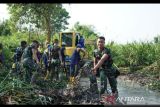 Prajurit Yon Arhanud 12/SBP gelar gotong royong bersihkan saluran air permukiman Palembang