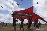 Sejumlah peserta menangkap layang-layang tradisional Bali yang diturunkan saat mengikuti perlombaan pada Festival Layangan Bali 2023 di Pantai Padanggalak, Denpasar, Bali, Minggu (23/7/2023). Kegiatan yang mengusung tema Bayu Segara Kerthi, memuliakan laut dan angin tersebut diikuti 1.042 peserta layang-layang untuk pelestarian permainan tradisional Bali. ANTARA FOTO/Nyoman Hendra Wibowo/wsj.