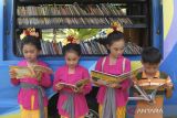 Sejumlah anak membaca buku di mobil perpustakaan keliling saat perayaan Hari Anak Nasional ke-39 tahun 2023 di Denpasar, Bali, Minggu (23/7/2023). Pemerintah Kota Denpasar menggelar kegiatan tersebut untuk mengedukasi dan memberi ruang berkreativitas serta memenuhi hak anak dalam mewujudkan Indonesia layak anak pada tahun 2030 dan Indonesia menuju generasi emas pada tahun 2045 tanpa perkawinan dan kekerasan terhadap anak. ANTARA FOTO/Nyoman Hendra Wibowo/wsj.