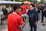 Ketua Umum PSSI Erick Thohir (kanan) menyalami calon pemain Timnas U-17 saat meninjau seleksi Timnas sepak bola U-17 di Persija Training Ground, Bojongsari, Depok, Jawa Barat, Sabtu (22/7/2023). Seleksi tersebut digelar untuk membangun squad Timnas sepak bola U-17 untuk menghadapi Piala Dunia U-17. ANTARA FOTO/Asprilla Dwi Adha/hp.