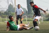 Dua pesepak bola calon pemain Timnas sepak bola U-17 mengikuti seleksi di Persija Training Ground, Bojongsari, Depok, Jawa Barat, Sabtu (22/7/2023). Seleksi tersebut digelar untuk membangun squad Timnas sepak bola U-17 untuk menghadapi Piala Dunia U-17. ANTARA FOTO/Asprilla Dwi Adha/hp.