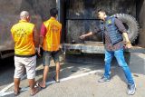 Petugas menghadirkan dua tersangka kasus tindak pidana pengangkutan minyak solar olahan saat rilis di Mapolda Jambi, Jambi, Minggu (23/7/2023). Polisi setempat menangkap dua pelaku pengangkut 19 ton minyak solar yang diolah di tempat pengolahan minyak ilegal, Musi Banyuasin, Sumatera Selatan saat melintas menggunakan dua truk modifikasi di Jalan Lintas Sumatera Jambi-Palembang, Tempino. ANTARA FOTO/Wahdi Septiawan/nz.