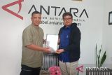 Kepala Biro Perum LKBN Antara Bangka Belitung Joko Susilo  memberikan cinderamata kepada General Manager Pelindo Regional 2 Pangkalbalam Provinsi Babel Ahcmad Yoga Suryadarma. (babel.antaranews.com/ Rustam Effendi)