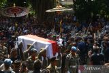 Petugas mengusung peti jenazah Tjokorda Gde Budi Suryawan saat upacara pelebon di Ubud, Gianyar, Bali, Senin (24/7/2023). Upacara pelebon jenazah Tjokorda Gde Budi Suryawan yang merupakan mantan Bupati Gianyar periode 1993-2003 yang meninggal 27 Juni 2023 tersebut itu disaksikan oleh ribuan warga dan wisatawan di kawasan pariwisata Ubud. ANTARA FOTO/Fikri Yusuf/wsj.