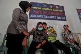 Polisi mencoba menenangkan salah seorang warga yang menangis usai penandatanganan kesepakatan penolakan peredaran narkoba di ruang pertemuan kawasan lokalisasi Payo Sigadung, Rawasari, Jambi, Selasa (25/7/2023). Puluhan ibu-ibu yang turut menggerebek tempat diduga lokasi pesta narkoba di lokalisasi pada Sabtu (22/7/2023) yang kemudian viral di media sosial itu mulai mengkhawatirkan keselamatan diri mereka karena mendapat intimidasi dari diduga pelaku penyewa tempat yang saat ini masih bebas. ANTARA FOTO/Wahdi Septiawan/rwa.