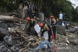 Pegiat sungai dari Komunitas Republik Aer, Ecological Observation and Wetland Conservation (Ecoton) dibantu personil Batalyon D Satuan Brimob Polda Jabar membersihkan sampah dalam kegiatan Bersih Susukan (Besuk) di Sungai Ciwulan, Kota Tasikmalaya, Jawa Barat, Rabu (26/7/2023). Aksi membersihkan sampah dan uji kualitas air Sungai Ciwulan itu dalam rangka memperingati Hari Sungai Nasional sekaligus mengkampanyekan untuk menjaga sungai agar terhindar dari sampah dan limbah industri. ANTARA FOTO/Adeng Bustomi/agr