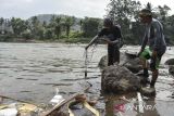 Aktivis Ecological Observation and Wetland Conservation (Ecoton) dan pegiat sungai Republik Aer menguji kualitas air dalam kegiatan Bersih Susukan (Besuk) di Sungai Ciwulan, Kota Tasikmalaya, Jawa Barat, Rabu (26/7/2023). Aksi membersihkan sampah dan uji kualitas air Sungai Ciwulan itu dalam rangka memperingati Hari Sungai Nasional sekaligus mengkampanyekan untuk menjaga sungai agar terhindar dari sampah dan limbah industri. ANTARA FOTO/Adeng Bustomi/agr