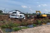 Helikopter BNPB terpaksa mendarat di lahan gambut Kalteng karena cuaca buruk