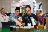 Wakil Menteri Pertanian Harvick Hasnul Qolbi (kedua kiri) meninjau salah satu stan pada pameran Indo Livestock 2023 Expo and Forum di Grand City, Surabaya, Jawa Timur, Rabu (26/7/2023). Pameran yang diikuti sejumlah negara dan berlangsung sampai 28 Juli 2023 itu memamerkan teknologi dan inovasi terbaru di dunia peternakan. ANTARA Jatim/Didik Suhartono/zk 