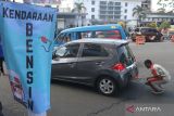 Petugas mengukur emisi gas buang sebuah kendaraan roda empat di jalan Trunojoyo, Malang, Jawa Timur, Rabu (26/7/2023). Dinas Lingkungan hidup setempat mengadakan uji emisi gratis bagi kendaraan roda empat atau lebih yang berbahan bakar bensin dan solar dalam rangka Evaluasi Kualitas Udara Perkotaan (Ekup) sebagai upaya mengurangi pencemaran udara dari bahan bakar minyak (BBM) kendaraan
. ANTARA Jatim/Ari Bowo Sucipto/zk 
