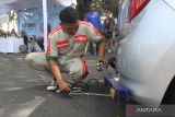 Petugas mengukur emisi gas buang sebuah kendaraan roda empat di jalan Trunojoyo, Malang, Jawa Timur, Rabu (26/7/2023). Dinas Lingkungan hidup setempat mengadakan uji emisi gratis bagi kendaraan roda empat atau lebih yang berbahan bakar bensin dan solar dalam rangka Evaluasi Kualitas Udara Perkotaan (Ekup) sebagai upaya mengurangi pencemaran udara dari bahan bakar minyak (BBM) kendaraan
. ANTARA Jatim/Ari Bowo Sucipto/zk