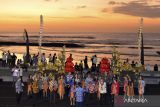 Kelompok Mellifluous Youth Choir asal Salatiga, Jawa Tengah tampil saat kegiatan Choir On The Beach di kawasan Kuta, Badung, Bali, Rabu (26/7/2023). Kegiatan paduan suara yang ditampilkan oleh berbagai kelompok asal Indonesia, Filipina, Korea Selatan dan Italia di kawasan pantai dengan pemandangan matahari terbenam tersebut merupakan rangkaian pelaksanaan Bali International Choir Festival 2023. ANTARA FOTO/Fikri Yusuf/wsj.