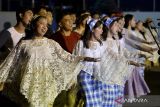 Kelompok paduan suara asal Filipina tampil saat kegiatan Choir On The Beach di kawasan Kuta, Badung, Bali, Rabu (26/7/2023). Kegiatan paduan suara yang ditampilkan oleh berbagai kelompok asal Indonesia, Filipina, Korea Selatan dan Italia di kawasan pantai dengan pemandangan matahari terbenam tersebut merupakan rangkaian pelaksanaan Bali International Choir Festival 2023. ANTARA FOTO/Fikri Yusuf/wsj.