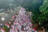 Foto udara peserta Kirab Peringatan 10 Muharam melintas di Jalan A. Yani, Telanaipura, Jambi, Jumat (28/7/2023). Kegiatan yang diikuti ribuan peserta dari perwakilan instansi, sekolah, dan anak yatim itu dalam rangka memperingati bulan Muharam 1445 Hijriah. ANTARA FOTO/Wahdi Septiawan/tom.