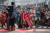 Peserta parade mengikuti pawai Festival Asia Afrika 2023 di Bandung, Jawa Barat, Sabtu (29/7/2023). Festival yang mengusung tema Universe of Creative Culture tersebut menampilkan parade budaya negara-negara Asia Afrika dalam rangkaian peringatan ke-68 Konferensi Asia Afrika (KAA). ANTARA FOTO/M Agung Rajasa/agr