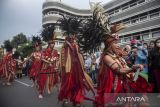 Peserta parade mengikuti pawai Festival Asia Afrika 2023 di Bandung, Jawa Barat, Sabtu (29/7/2023). Festival yang mengusung tema Universe of Creative Culture tersebut menampilkan parade budaya negara-negara Asia Afrika dalam rangkaian peringatan ke-68 Konferensi Asia Afrika (KAA). ANTARA FOTO/M Agung Rajasa/agr