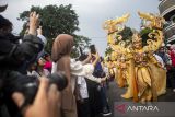 Peserta parade mengikuti pawai Festival Asia Afrika 2023 di Bandung, Jawa Barat, Sabtu (29/7/2023). Festival yang mengusung tema Universe of Creative Culture tersebut menampilkan parade budaya negara-negara Asia Afrika dalam rangkaian peringatan ke-68 Konferensi Asia Afrika (KAA). ANTARA FOTO/M Agung Rajasa/agr