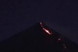 Guguran lava gunung Karangetang terpantau meluncur ke lima sungai